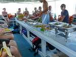 Golf von Phang Nag Seakayak  Mittagessen auf dem Schiff vor der Insel Lawa Noi (TH).
